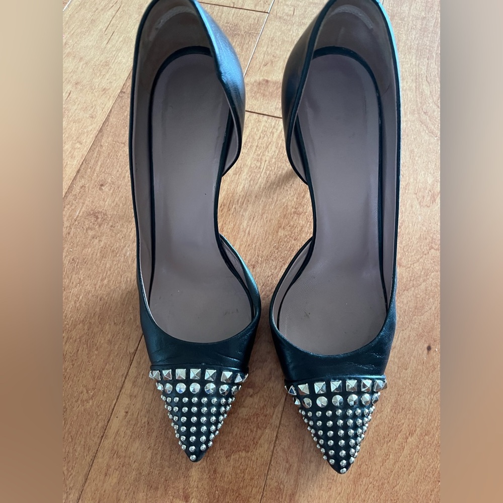 Gucci authentic studded black leather pump